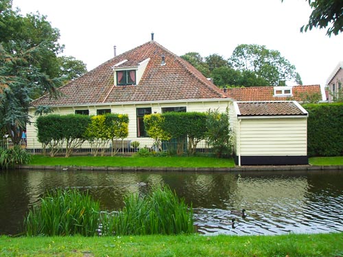 stolpboerderij aan het water